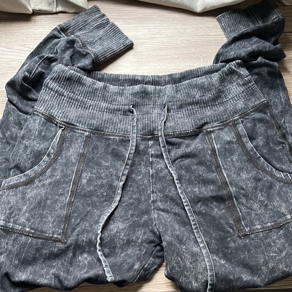 Joggers - Picture 2 of 3